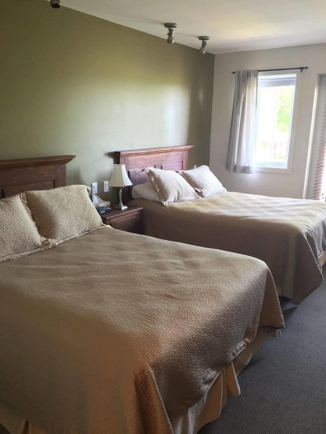 Auberge La Courtepointe Петит-Ривиер-Сен-Франсоа Екстериор снимка