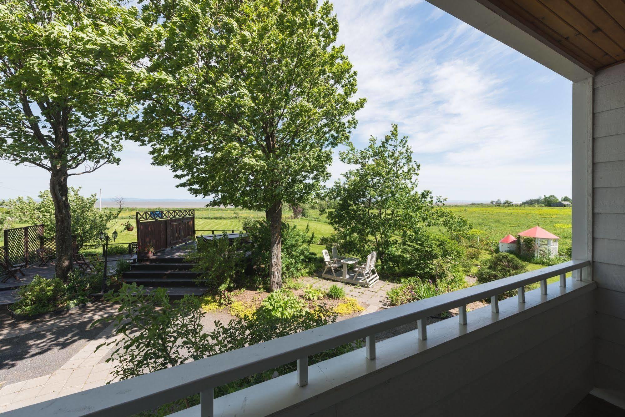 Auberge La Courtepointe Петит-Ривиер-Сен-Франсоа Екстериор снимка